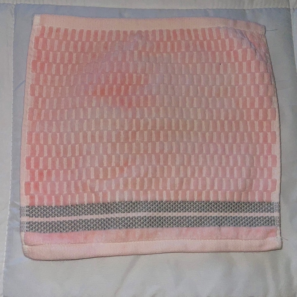 Catherine Malandrino Washcloth Set 2pc Pink White Textured Cotton Grey Stripe
